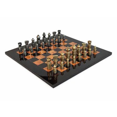 Vista de conjunto do jogo de xadrez moderno em latão maciço sobre tabuleiro brilhante em ácer e urze 51cm