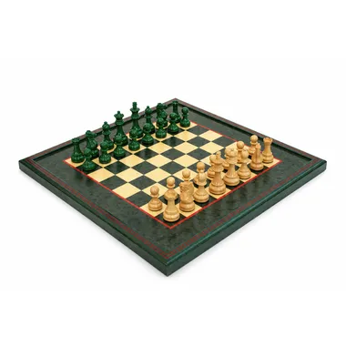 Conjunto completo do jogo de xadrez em buxo lacado verde e marfim sobre tabuleiro em raiz de urze brilhante