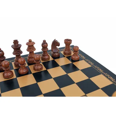 Peças Staunton em madeira de acácia escura alinhadas no tabuleiro dourado em pele sintética