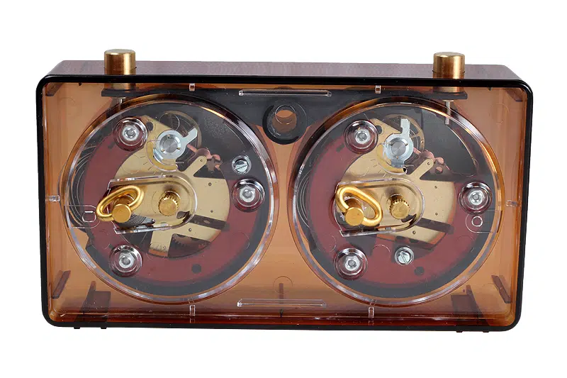 Pendule d'échecs analogique mécanique de face avec cadrans dorés - Le Palais Des Echecs