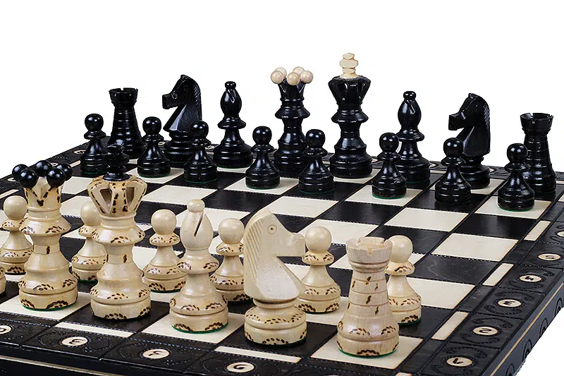 Jeu d'échecs sur plateau en bois avec pièces noires et blanches - Le Palais Des Echecs